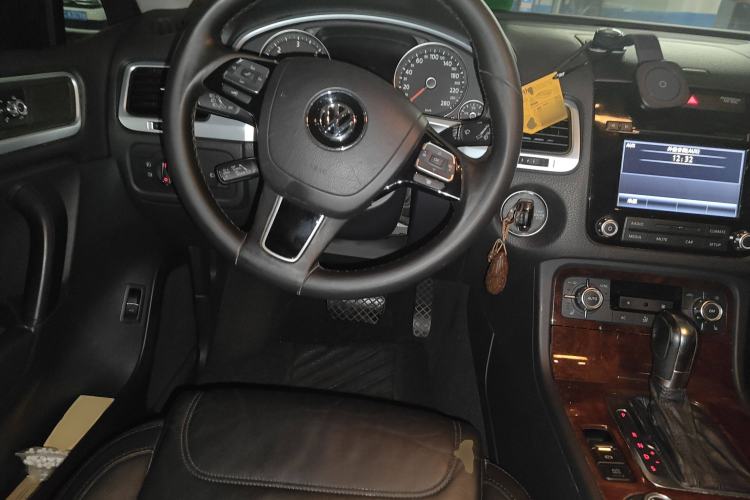 Used Volkswagen Touareg 2011 3.0 TDI Diesel Standard Version Steering Wheel