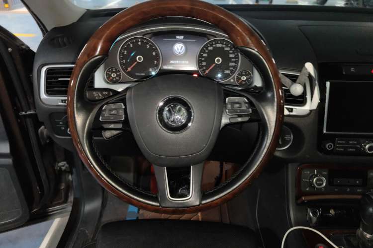 Used Volkswagen Touareg 2011 3.0 TSI High-End Version Steering Wheel