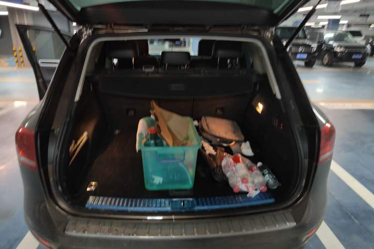 Used Volkswagen Touareg 2011 3.0 TSI High-End Version Trunk