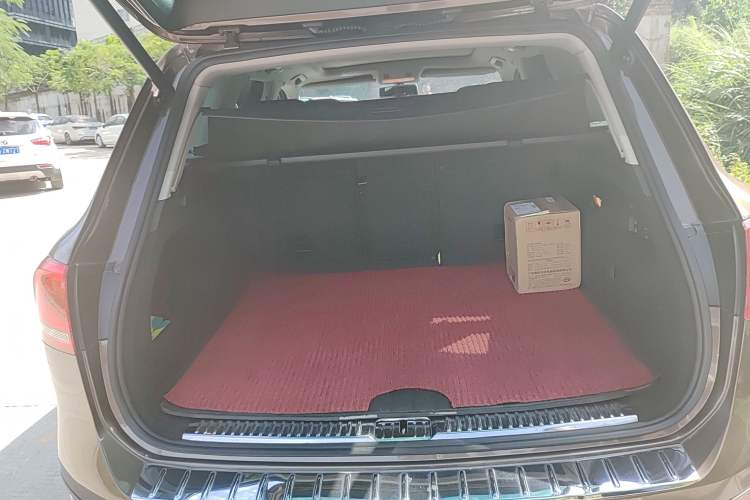 Used Volkswagen Touareg 2011 3.0 TSI High-End Version Trunk