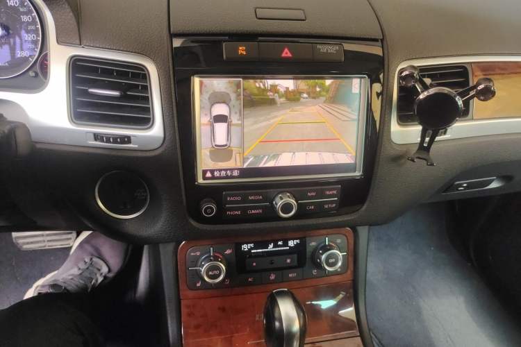 Used Volkswagen Touareg 2011 3.0 TSI Hybrid Audio And AC Panel