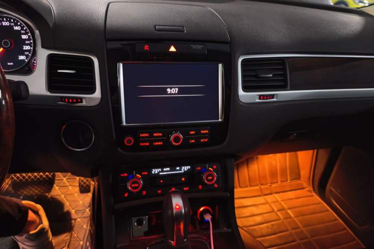 Used Volkswagen Touareg 2011 3.0 TSI High-End Version Audio And AC Panel