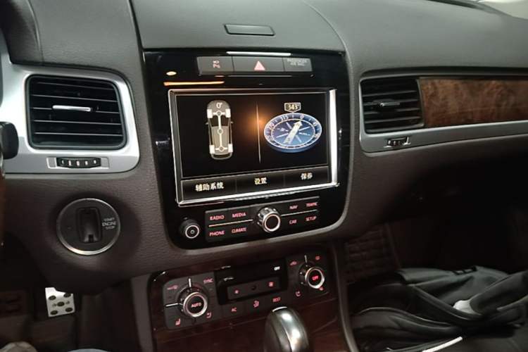 Used Volkswagen Touareg 2011 3.0 TSI Luxury Edition Audio And AC Panel