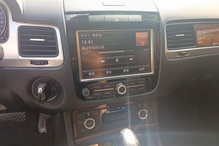 Used Volkswagen Touareg 2011 3.0 TSI Comfort Version Audio And AC Panel