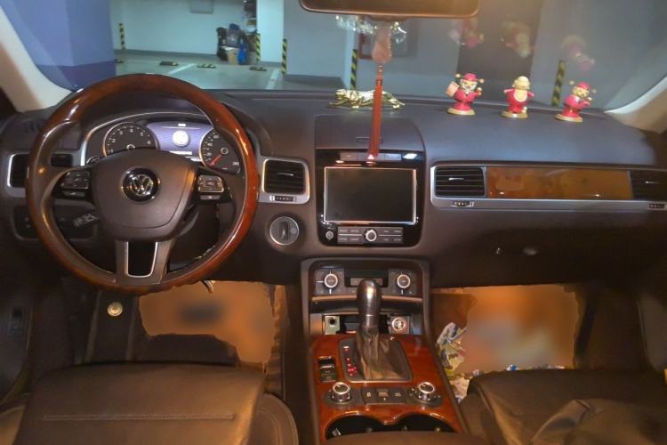 Used Volkswagen Touareg 2011 3.0 TSI Comfort Version Center Console
