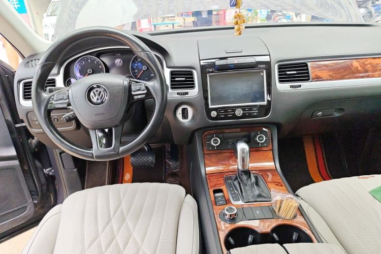 Used Volkswagen Touareg 2011 3.0 TSI Standard Version Center Console
