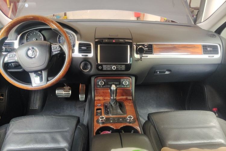 Used Volkswagen Touareg 2011 3.0 TSI Hybrid Center Console