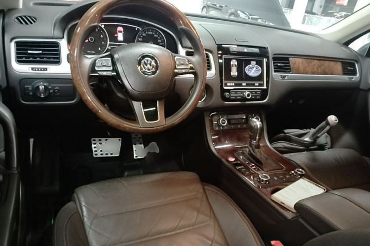 Used Volkswagen Touareg 2011 3.0 TSI Luxury Edition Center Console