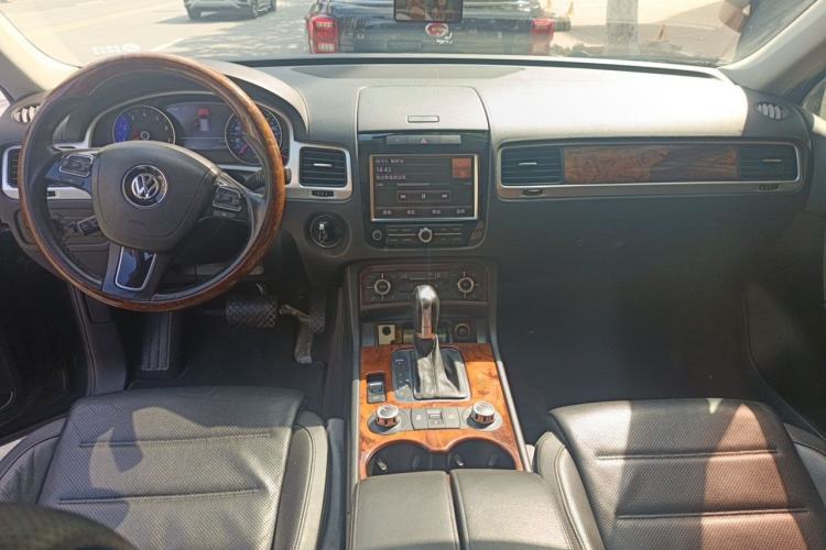 Used Volkswagen Touareg 2011 3.0 TSI Comfort Version Center Console