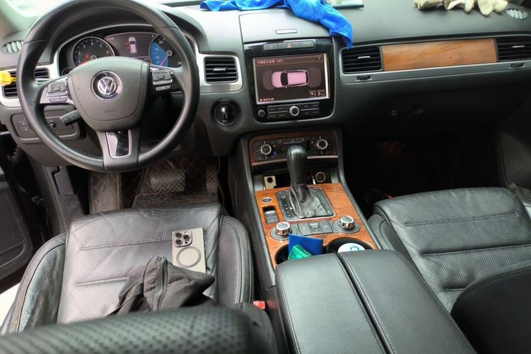 Used Volkswagen Touareg 2011 3.0 TSI High-End Version Center Console