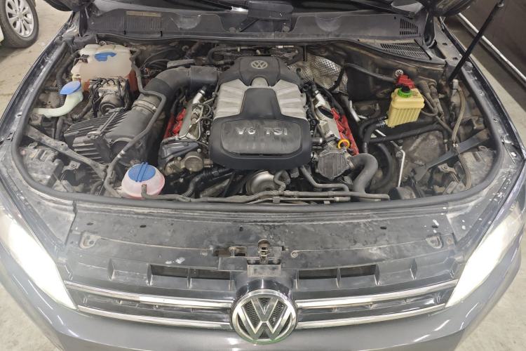 Used Volkswagen Touareg 2011 3.0 TSI Standard Version Engine Bay