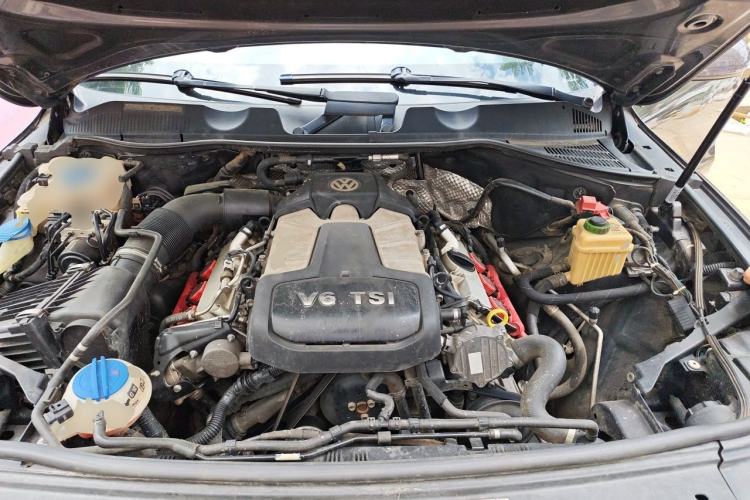 Used Volkswagen Touareg 2011 3.0 TSI Standard Version Engine Bay