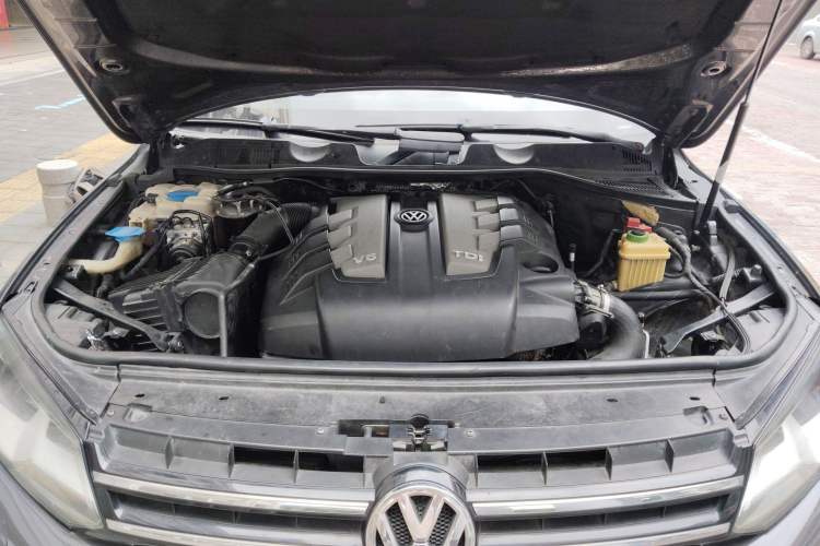 Used Volkswagen Touareg 2011 3.0 TDI Diesel Standard Version Engine Bay