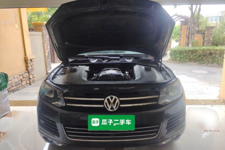 Used Volkswagen Touareg 2011 3.0 TSI Hybrid Engine Bay