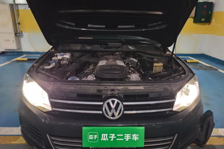Used Volkswagen Touareg 2011 3.0 TSI High-End Version Engine Bay