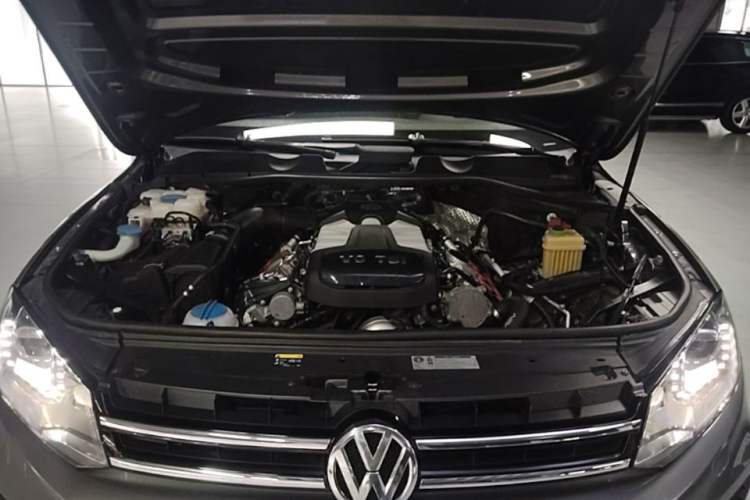 Used Volkswagen Touareg 2011 3.0 TSI Luxury Edition Engine Bay