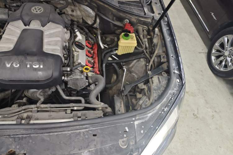 Used Volkswagen Touareg 2011 3.0 TSI Standard Version Engine Bay Left