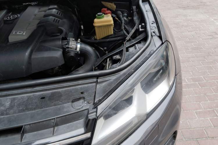 Used Volkswagen Touareg 2011 3.0 TDI Diesel Standard Version Engine Bay Left