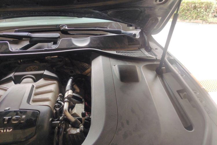 Used Volkswagen Touareg 2011 3.0 TSI Hybrid Engine Bay Left
