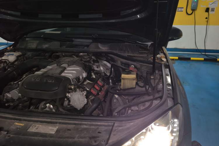 Used Volkswagen Touareg 2011 3.0 TSI High-End Version Engine Bay Left