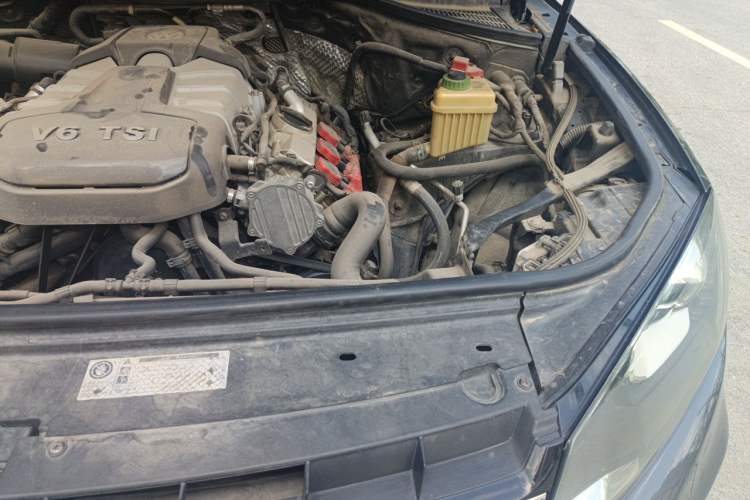 Used Volkswagen Touareg 2011 3.0 TSI Comfort Version Engine Bay Left