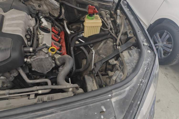 Used Volkswagen Touareg 2011 3.0 TSI Standard Version Engine Bay Left