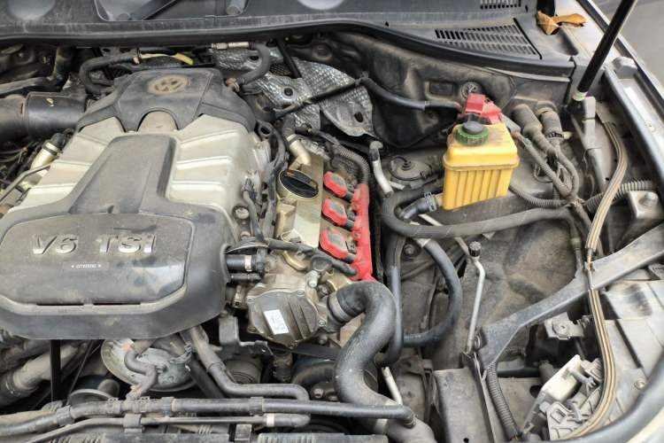 Used Volkswagen Touareg 2011 3.0 TSI High-End Version Engine Bay Left