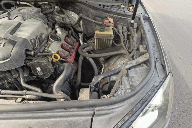 Used Volkswagen Touareg 2011 3.0 TSI High-End Version Engine Bay Left