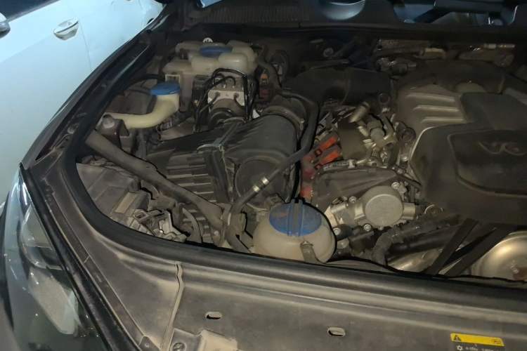 Used Volkswagen Touareg 2011 3.0 TSI Comfort Version Engine Bay Right