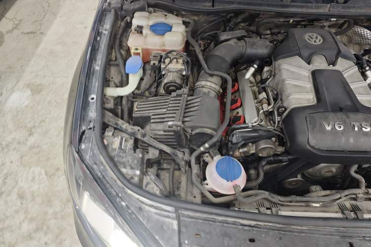 Used Volkswagen Touareg 2011 3.0 TSI Standard Version Engine Bay Right