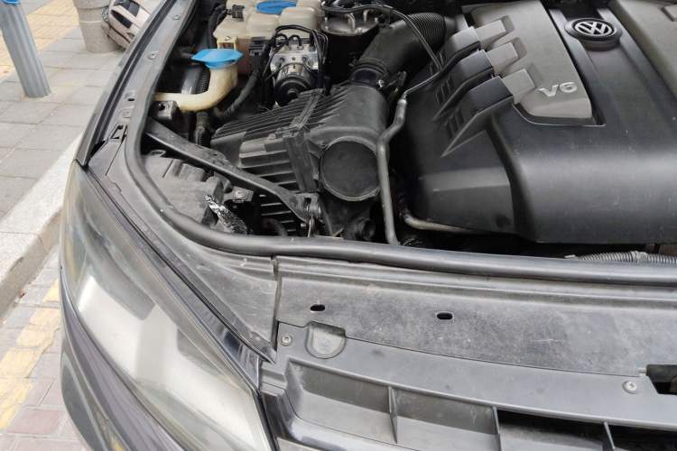 Used Volkswagen Touareg 2011 3.0 TDI Diesel Standard Version Engine Bay Right