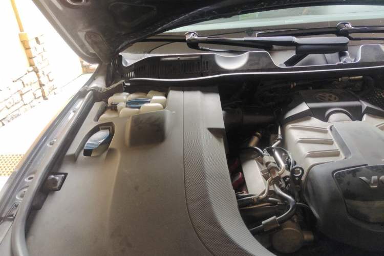 Used Volkswagen Touareg 2011 3.0 TSI Hybrid Engine Bay Right
