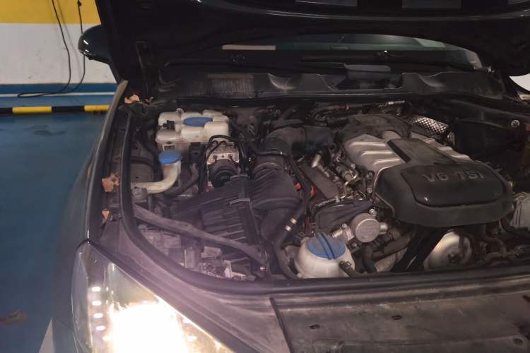 Used Volkswagen Touareg 2011 3.0 TSI High-End Version Engine Bay Right
