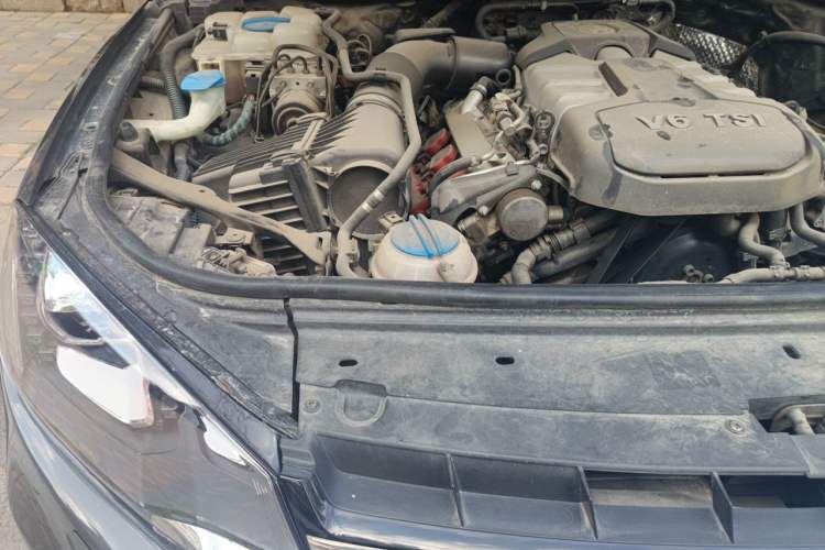 Used Volkswagen Touareg 2011 3.0 TSI Comfort Version Engine Bay Right