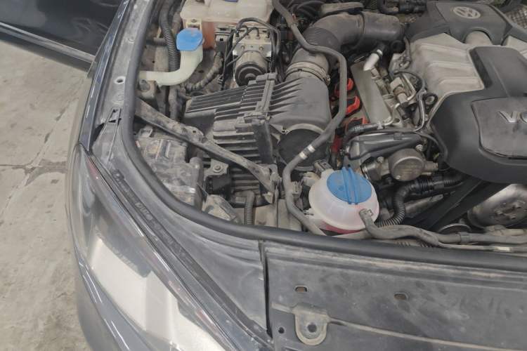 Used Volkswagen Touareg 2011 3.0 TSI Standard Version Engine Bay Right