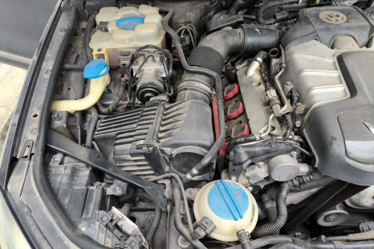 Used Volkswagen Touareg 2011 3.0 TSI High-End Version Engine Bay Right