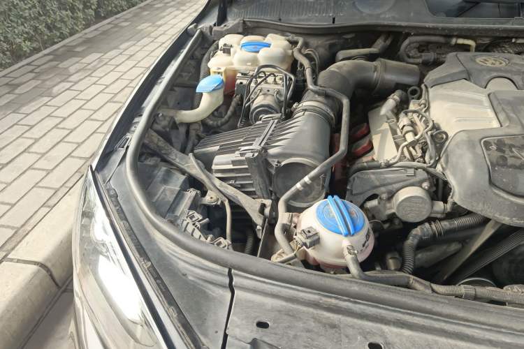 Used Volkswagen Touareg 2011 3.0 TSI High-End Version Engine Bay Right