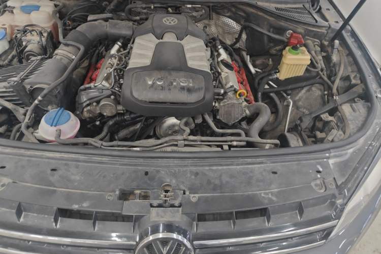 Used Volkswagen Touareg 2011 3.0 TSI Standard Version Engine Bay
