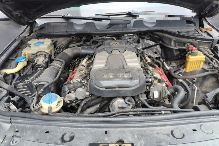 Used Volkswagen Touareg 2011 3.0 TSI High-End Version Engine Bay
