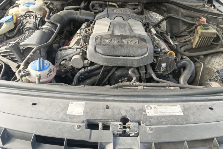 Used Volkswagen Touareg 2011 3.0 TSI High-End Version Engine Bay