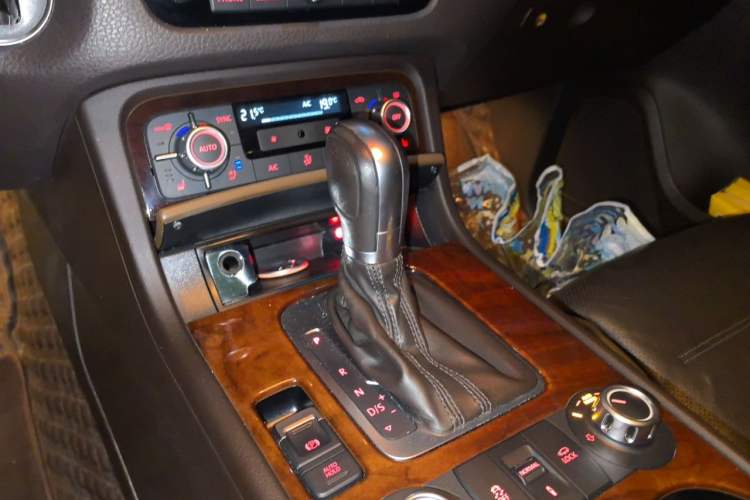 Used Volkswagen Touareg 2011 3.0 TSI Comfort Version Gear Lever