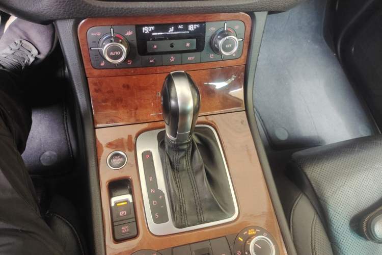 Used Volkswagen Touareg 2011 3.0 TSI Hybrid Gear Lever