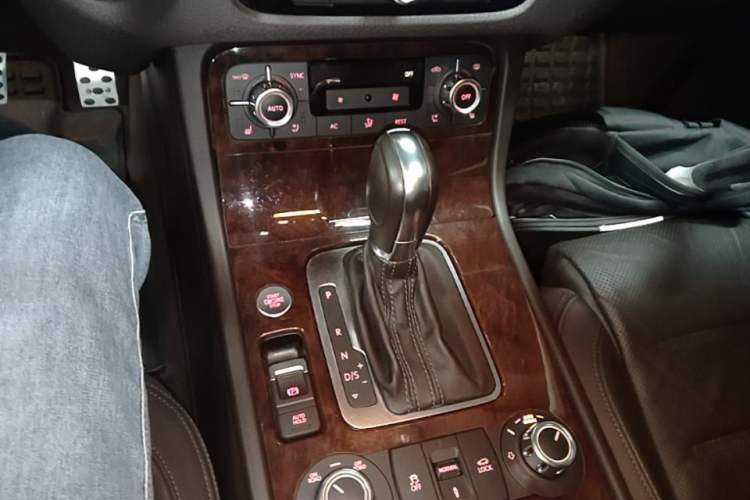 Used Volkswagen Touareg 2011 3.0 TSI Luxury Edition Gear Lever