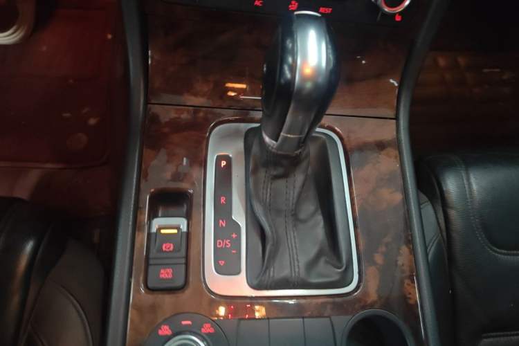 Used Volkswagen Touareg 2011 3.0 TSI Standard Version Gear Lever