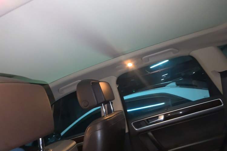 Used Volkswagen Touareg 2011 3.0 TSI Comfort Version Headliner