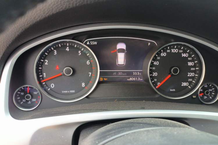 Used Volkswagen Touareg 2011 3.0 TSI High-End Version Instrument Cluster