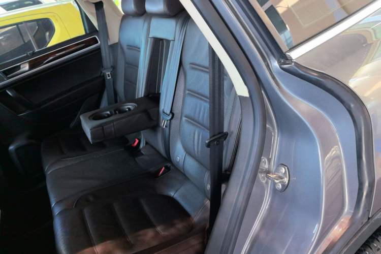 Used Volkswagen Touareg 2011 3.0 TSI Comfort Version Interior 1