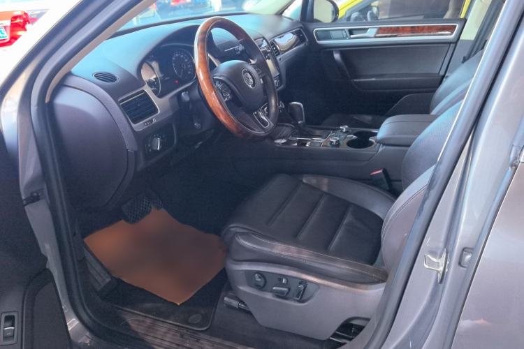 Used Volkswagen Touareg 2011 3.0 TSI Comfort Version Interior 2