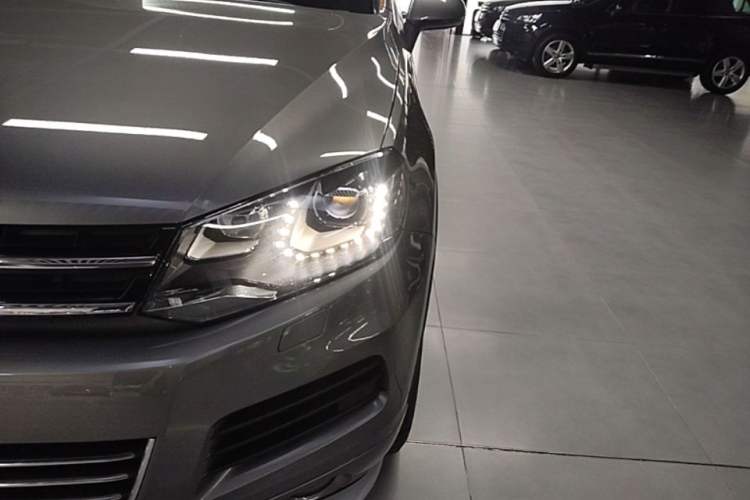 Used Volkswagen Touareg 2011 3.0 TSI Luxury Edition Left Front Headlight