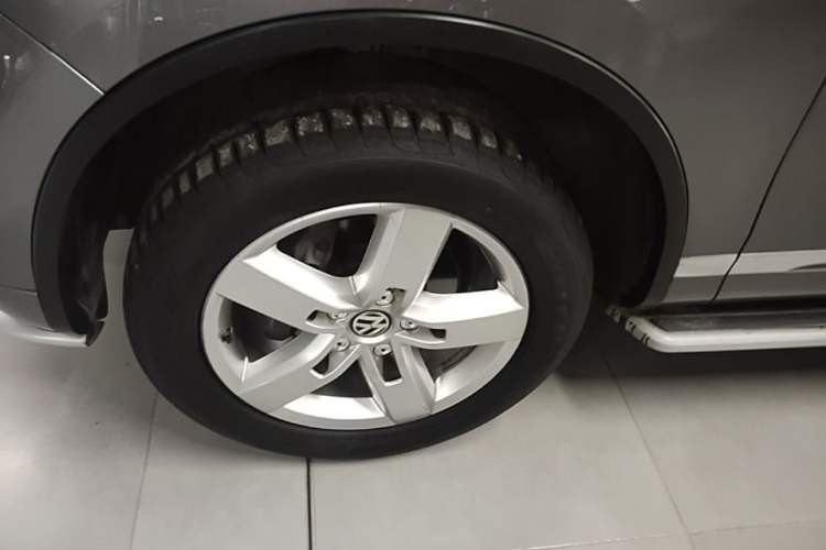 Used Volkswagen Touareg 2011 3.0 TSI Luxury Edition Left Front Wheel Hub